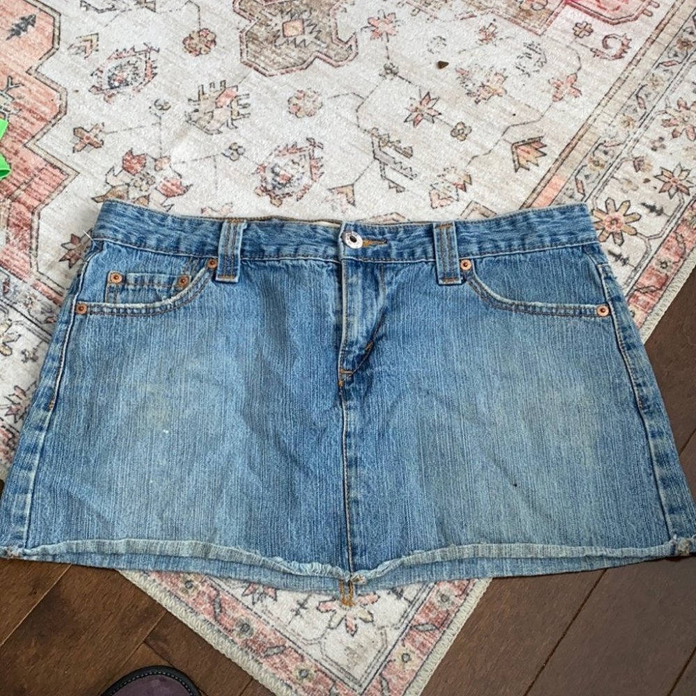 Levi’s Low Waisted Denim Skirt